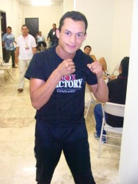Azael Gonzalez boxer