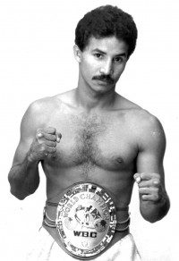 Miguel Lora boxer